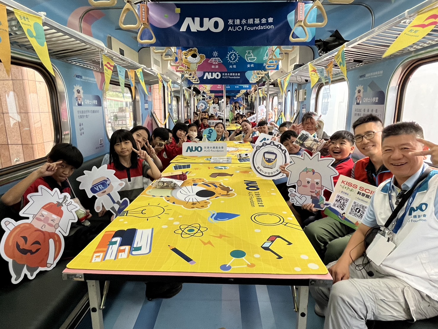 永續基金會參與「臺灣科普環島列車」，設計基礎科學車廂課程，以「淨零碳排和永續能源」為主題，讓學生透過創意實驗認識淨零知識，以及思考生活中的減碳行為
