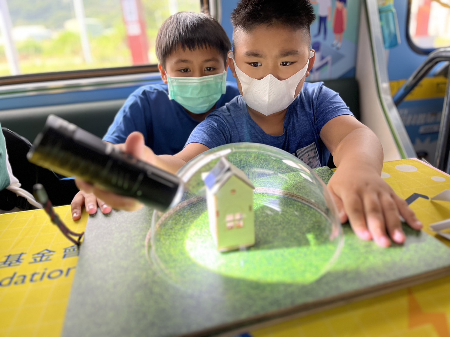 參與基礎科學主題車廂，以STEAM教學精神，設計「逐日科學家」、「太陽能工程師」以及「淨零建築師」三大能源科普課程和實驗